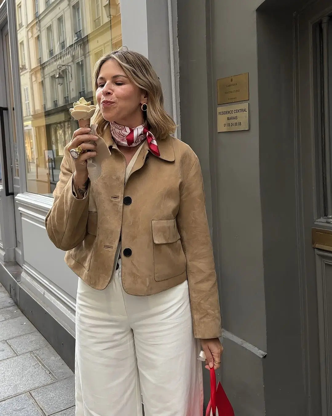 Lena – krótka kurtka zamszowa zapinana na guziki